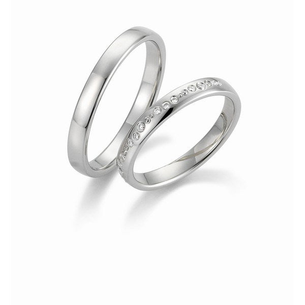 Romantiske Gerstner vielsesringe i 9 eller 14 karat hvidguld med 0,105 ct diamanter – blanke, 3 mm brede ringe, hvor dameringen har 15 diamanter i varieret størrelse.